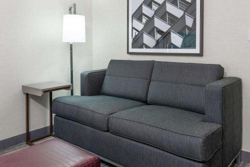 a living room with a couch in a hotel room at Hampton Inn South Plainfield-Piscataway in South Plainfield