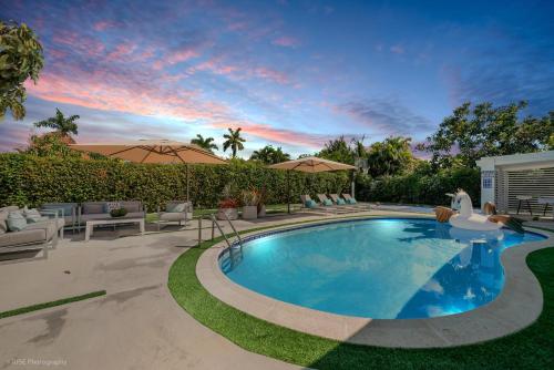 Бассейн в Miami Paradise Heated Pool Minigolf Playground или поблизости