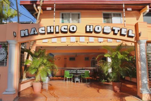 un hôtel avec un panneau indiquant l'hôtel du métro dans l'établissement El Machico Hostel, à Panama City