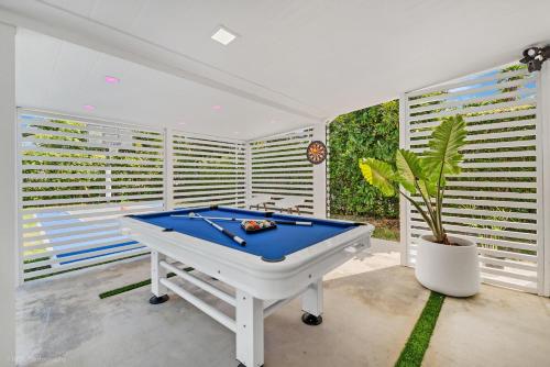 Бильярд в Miami Paradise Heated Pool Minigolf Playground