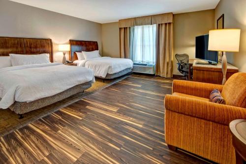 una camera d'albergo con due letti e un divano di Hilton Garden Inn Nashville Brentwood a Brentwood