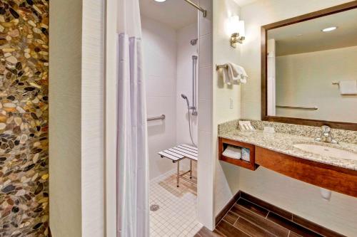 een badkamer met een wastafel en een douche bij Hilton Garden Inn Nashville Brentwood in Brentwood