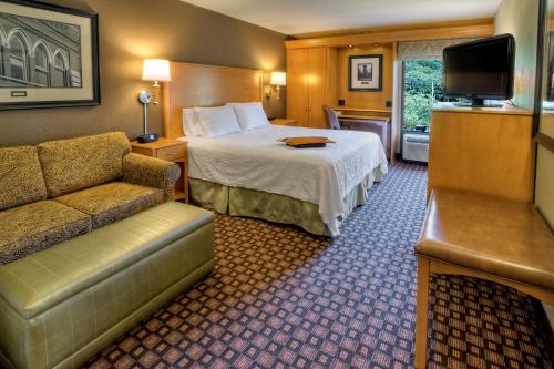 a hotel room with a bed and a couch at Hampton Inn Nashville/Brentwood-I-65S in Brentwood