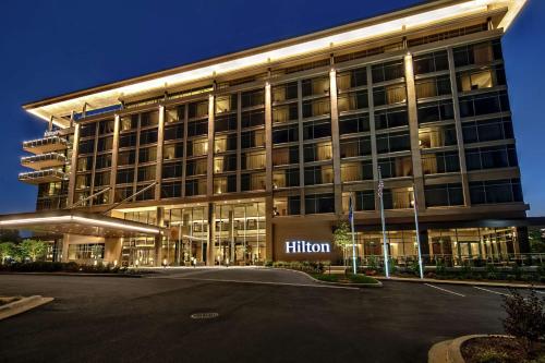 un edificio illuminato con un cartello Hilton di notte di Hilton Franklin Cool Springs a Franklin