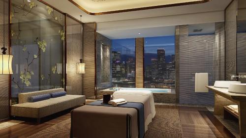 Crowne Plaza Nanning City Center, an IHG Hotel في نانينغ: غرفة في الفندق مع سرير وحوض استحمام