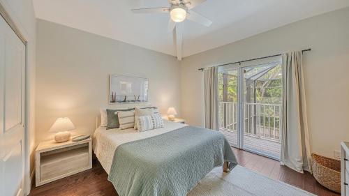 - une chambre avec un lit et une grande fenêtre dans l'établissement Turtle Bay Hideaway - 1145, à Siesta Key