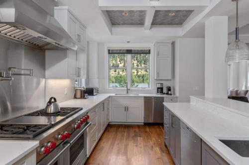 Η κουζίνα ή μικρή κουζίνα στο Element 52, Auberge Collection