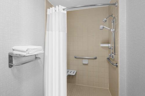 baño con ducha y puerta de cristal en Hampton Inn Phoenix - Biltmore en Phoenix