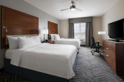 Habitación de hotel con 2 camas y TV de pantalla plana. en Homewood Suites Springfield, en Springfield