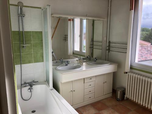 a bathroom with two sinks and a shower and a tub at Villa La Libellule Grand Jardin et Parking Privé in Toulouse
