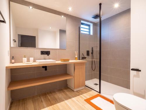 ein Bad mit einem Waschbecken und einer Dusche in der Unterkunft Appartement Orient Bay-Ti Paradise in Saint Martin