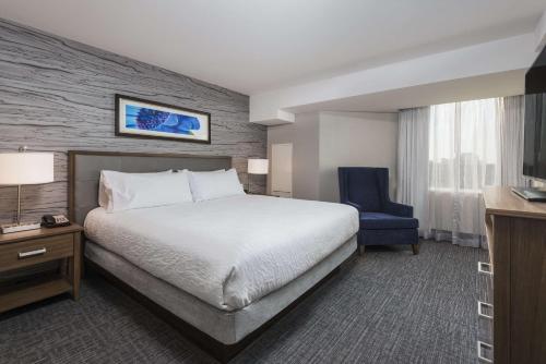Un ou plusieurs lits dans un hébergement de l'établissement Homewood Suites By Hilton Ottawa Downtown