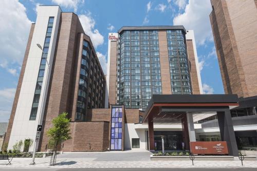 a building with two tall buildings in front of it at Hilton Garden Inn Ottawa Downtown in Ottawa