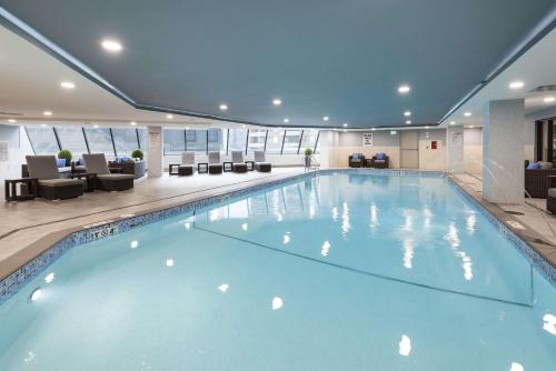 una gran piscina en una habitación de hotel en Hilton Garden Inn Ottawa Downtown, en Ottawa