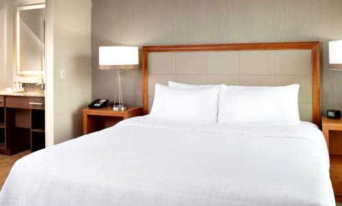 Letto o letti in una camera di Homewood Suites by Hilton Pittsburgh Airport/Robinson Mall Area