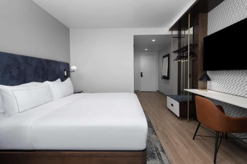 Hotel West & Main Conshohocken, Tapestry Collection Hiltonにあるベッド