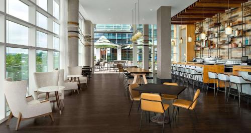 Restaurace v ubytování Canopy By Hilton Washington DC The Wharf