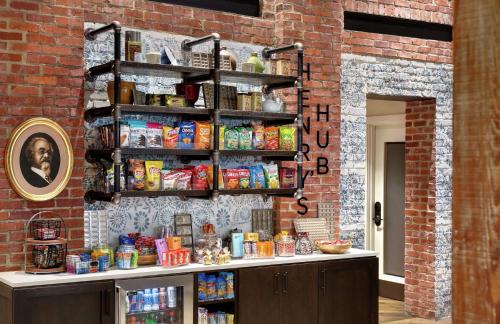 Una cocina o zona de cocina en The Wilbur Lititz, Tapestry Collection By Hilton