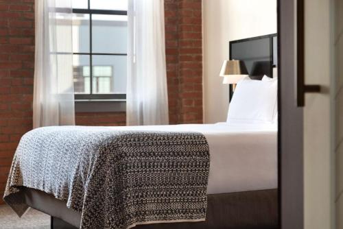 Cama o camas de una habitación en The Wilbur Lititz, Tapestry Collection By Hilton