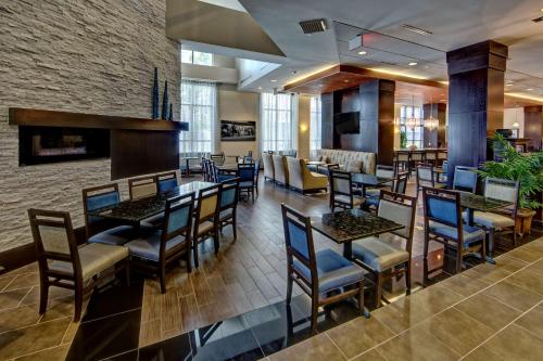 restauracja ze stołami i krzesłami w holu w obiekcie Hampton Inn & Suites Nashville-Downtown w mieście Nashville