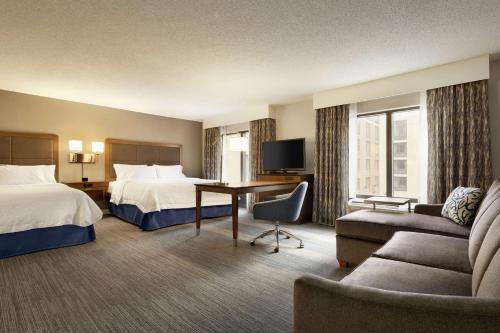 Habitación de hotel con 2 camas y escritorio en Hampton Inn & Suites Nashville-Downtown, en Nashville