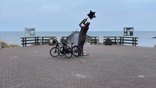 Eine Statue einer Frau, die einen Stern neben zwei Fahrrädern hält. in der Unterkunft Ferienwohnung in Stakendorf mit Panoramablick auf die Felder, Wohnung 1 in Stakendorf