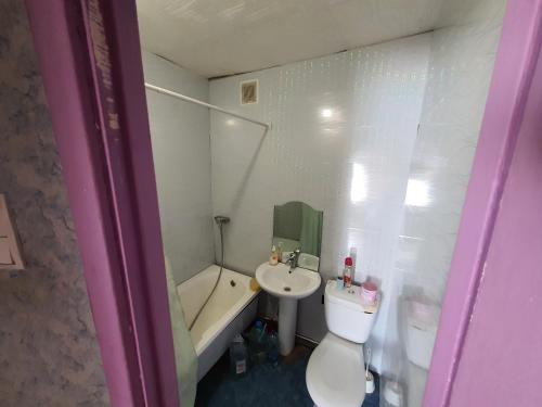a bathroom with a sink and a toilet and a bath tub at Однокімнатні Апартаменти повністю in Kryvyi Rih