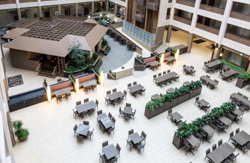 an overhead view of a courtyard with tables and chairs at Embassy Suites by Hilton Chicago North Shore Deerfield in Deerfield