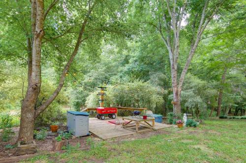 Zahrada ubytování Serene Rusk Escape with Shared Yard and Fire Pit!