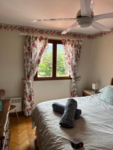 Schlafzimmer mit einem großen Bett und einem Fenster in der Unterkunft Luxury villa with amazing views in 3200m2 in Laroque-des-Albères
