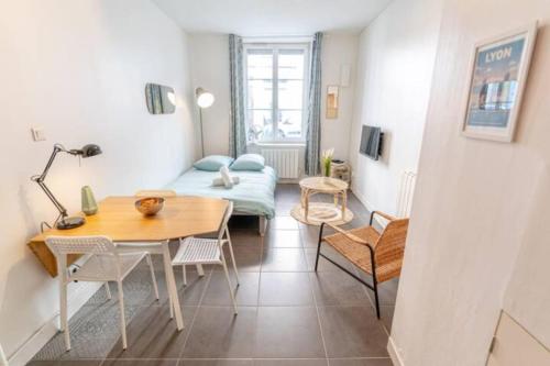 een woonkamer met een tafel en een bank bij La loge Lyonnaise-Saxe Gambetta-Université in Lyon