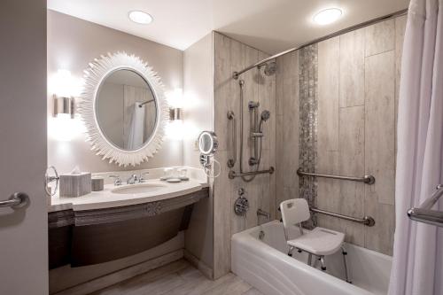 Um banheiro em Universal's Loews Royal Pacific Resort