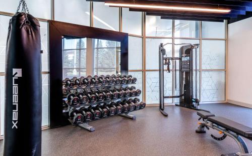 um ginásio com muito equipamento de exercício em Hilton Columbus/Polaris em Columbus