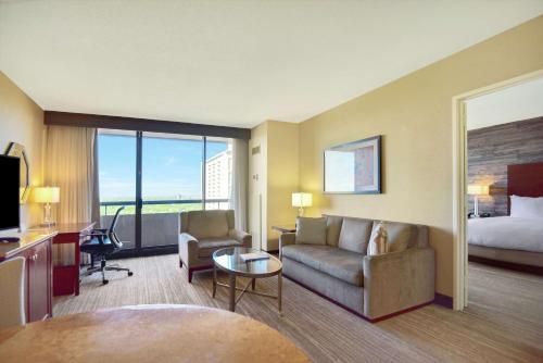 um quarto de hotel com um sofá e uma cama em DoubleTree by Hilton Hotel & Suites Houston by the Galleria em Houston