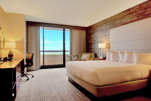 DoubleTree by Hilton Hotel & Suites Houston by the Galleria Image