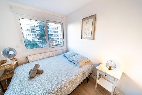 a bedroom with a bed and a window at Le petit Massena-cosy 2 pers balcon- Part Dieu in Lyon