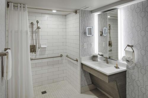 Bilik mandi di The Kingsley Bloomfield Hills - a DoubleTree by Hilton