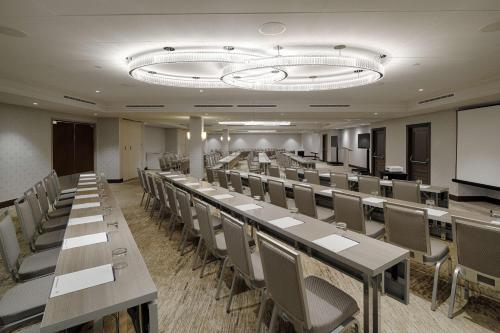 Kawasan bisnes dan/atau bilik persidangan di The Kingsley Bloomfield Hills - a DoubleTree by Hilton