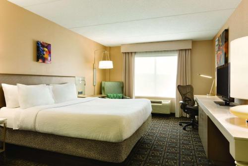 Pokój hotelowy z łóżkiem i biurkiem w obiekcie Hilton Garden Inn Niagara-on-the-Lake w mieście Niagara-on-the-Lake