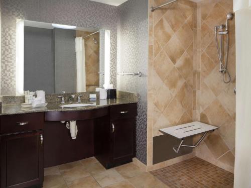 La salle de bains est pourvue d'un lavabo et d'une douche. dans l'établissement Homewood Suites by Hilton Pittsburgh-Southpointe, à Canonsburg