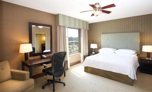 een slaapkamer met een bed, een bureau en een stoel bij Homewood Suites by Hilton Pittsburgh-Southpointe in Canonsburg