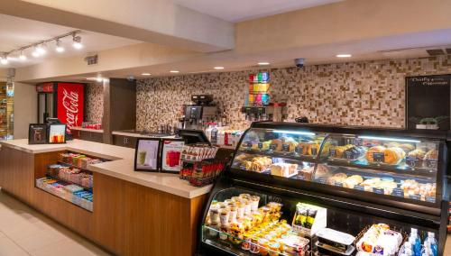 ein Geschäft mit einer Bäckerei, in der Lebensmittel ausgestellt sind in der Unterkunft Hilton Phoenix Resort at the Peak in Phoenix