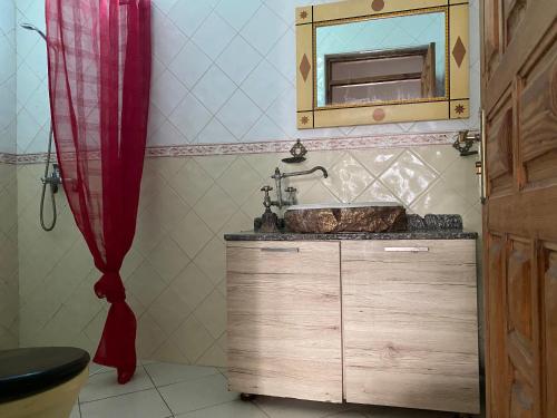 uma casa de banho com um lavatório e um espelho em Cabano beach em Tânger
