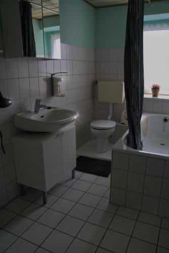 a bathroom with a sink and a toilet and a tub at KomfortZuhause in Wermelskirchen in Wermelskirchen
