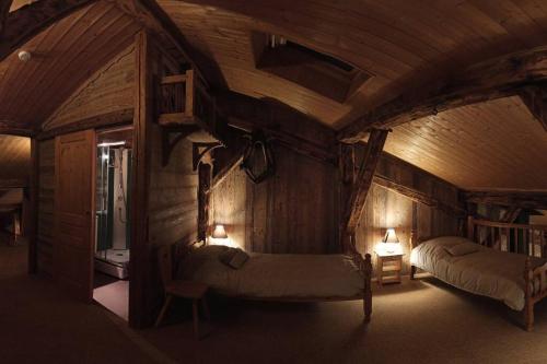 - une chambre avec 2 lits dans une pièce en bois dans l'établissement Charming apartment 12 pers, 3*, Aime-La-Plagne, à Aime La Plagne