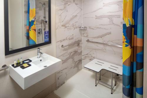 y baño con lavabo blanco y ducha. en The Bethesdan Hotel, Tapestry Collection by Hilton, en Bethesda
