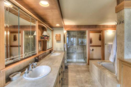 baño grande con 2 lavabos y 2 espejos en Crystal Bay Lakeview en Crystal Bay
