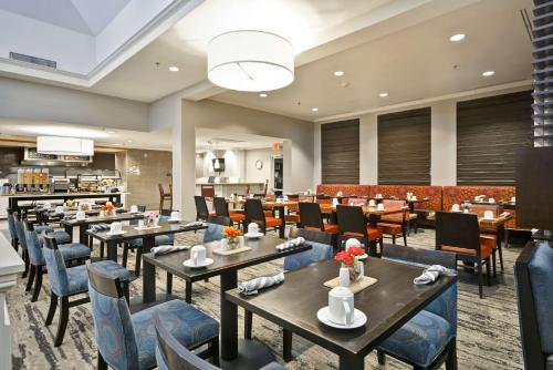 Restoran või mõni muu söögikoht majutusasutuses Hilton Garden Inn Austin Round Rock