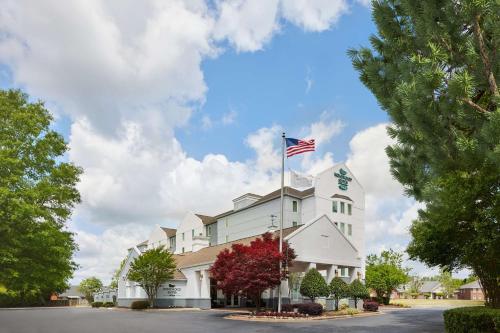 Ein Gebäude mit amerikanischer Flagge darüber in der Unterkunft Homewood Suites by Hilton Augusta in Augusta