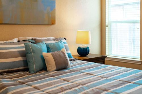 a bedroom with a bed with a blue and white comforter at Bright & spacious 3 bedroom home Amazing location in Temple